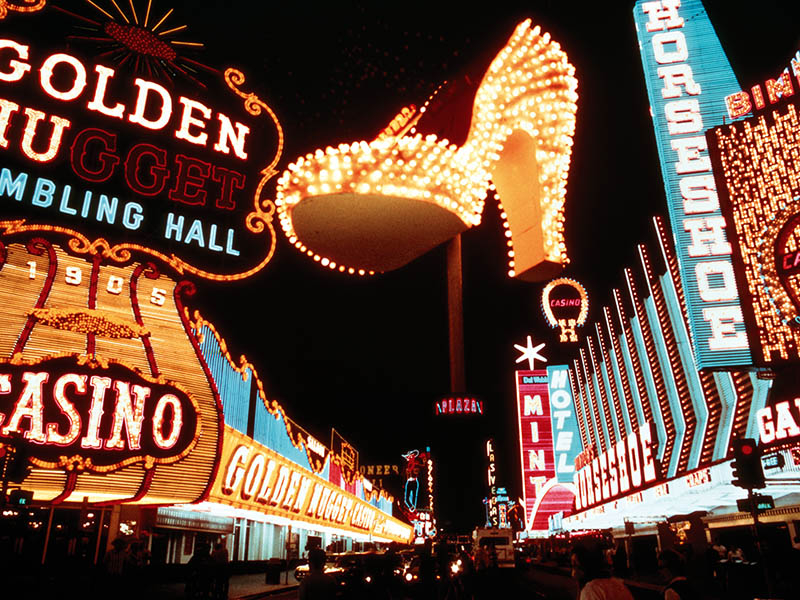 Spot ışıkları altında bir şehir "Las Vegas" - Resim : 2
