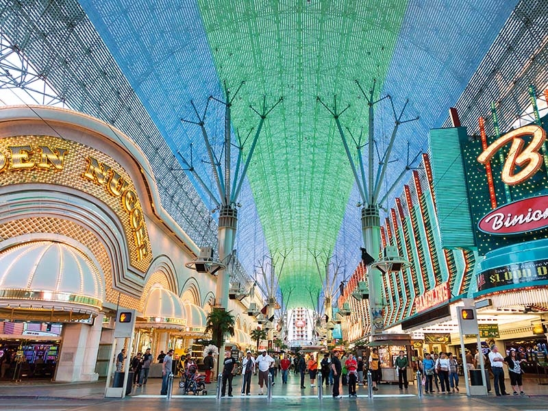 Spot ışıkları altında bir şehir "Las Vegas" - Resim : 4